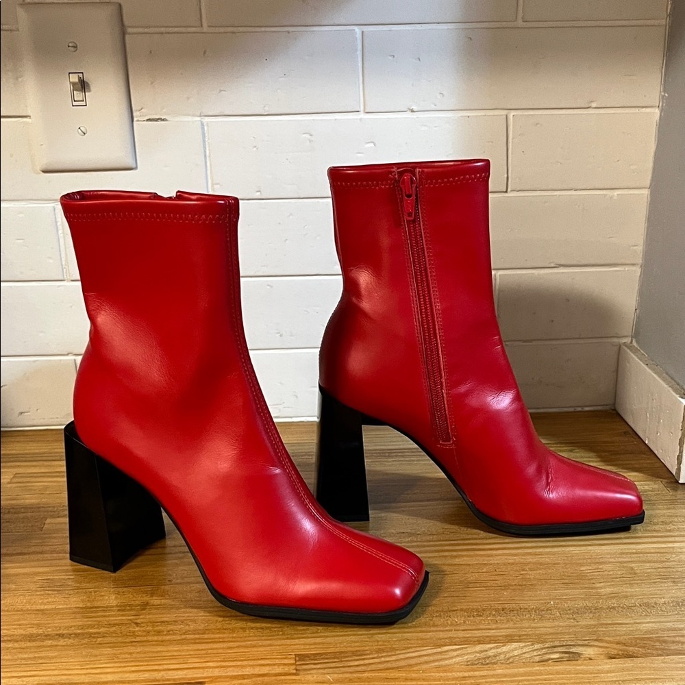 Gianni Bini Border-Line Red Ankle Boots with Black Heel Square Toe Size 6.5 NWOB - Picture 1 of 7